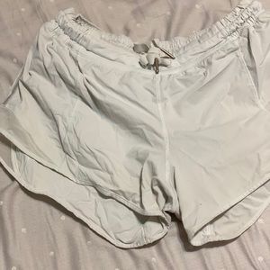 White lululemon shorts.         ¡SOLD!